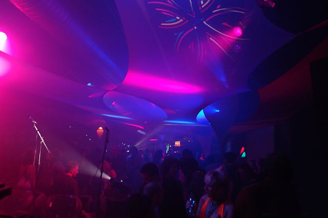 ceiling1.jpg